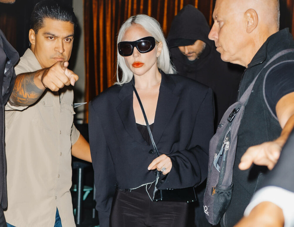Lady Gaga, plină de eleganță pe străzile din Paris. Ținuta cu care a atras toate privirile. GALERIE FOTO - Imaginea 2