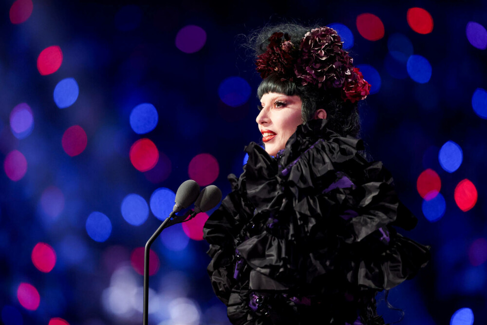 Lady Gaga, plină de eleganță pe străzile din Paris. Ținuta cu care a atras toate privirile. GALERIE FOTO - Imaginea 3