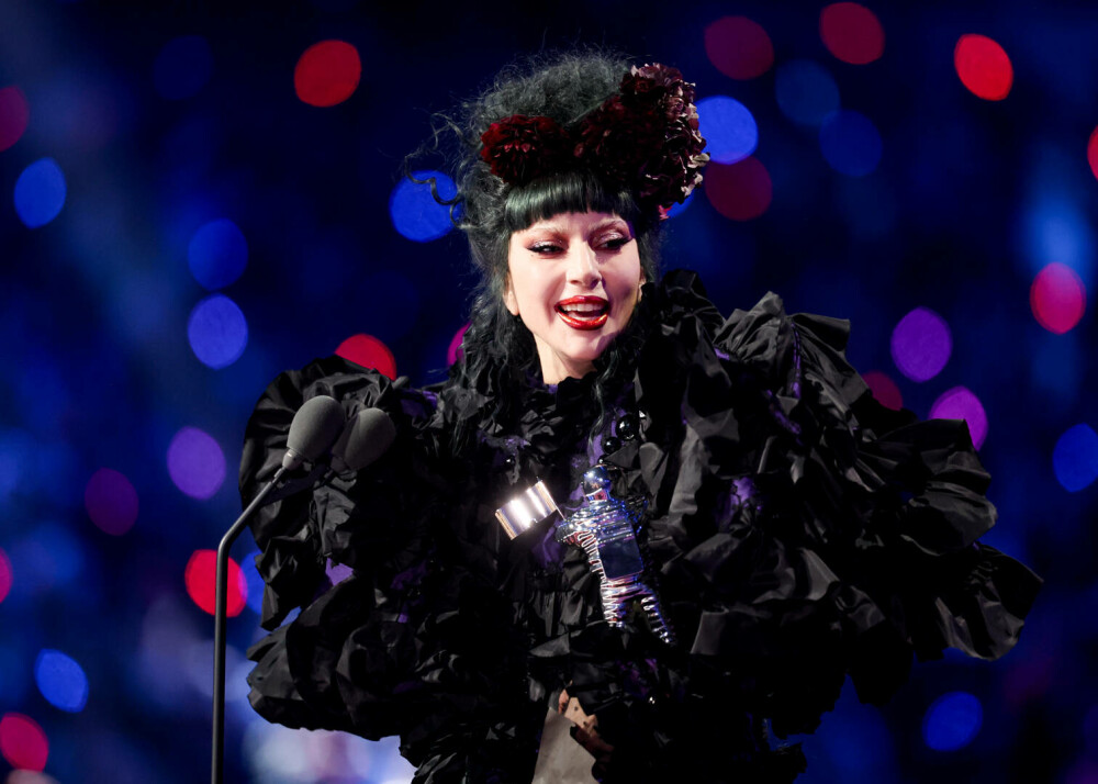 Lady Gaga, plină de eleganță pe străzile din Paris. Ținuta cu care a atras toate privirile. GALERIE FOTO - Imaginea 4