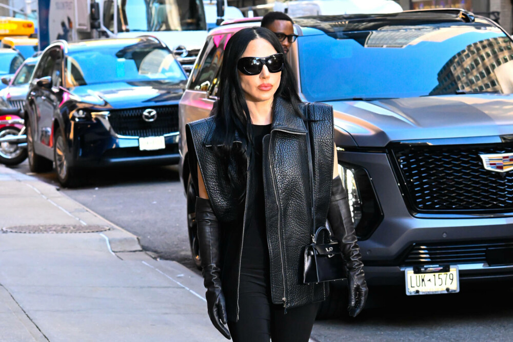 Lady Gaga, plină de eleganță pe străzile din Paris. Ținuta cu care a atras toate privirile. GALERIE FOTO - Imaginea 5