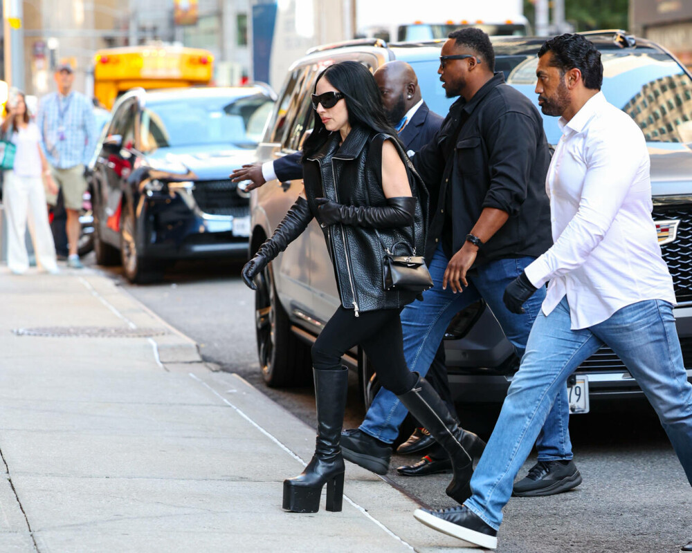 Lady Gaga, plină de eleganță pe străzile din Paris. Ținuta cu care a atras toate privirile. GALERIE FOTO - Imaginea 8