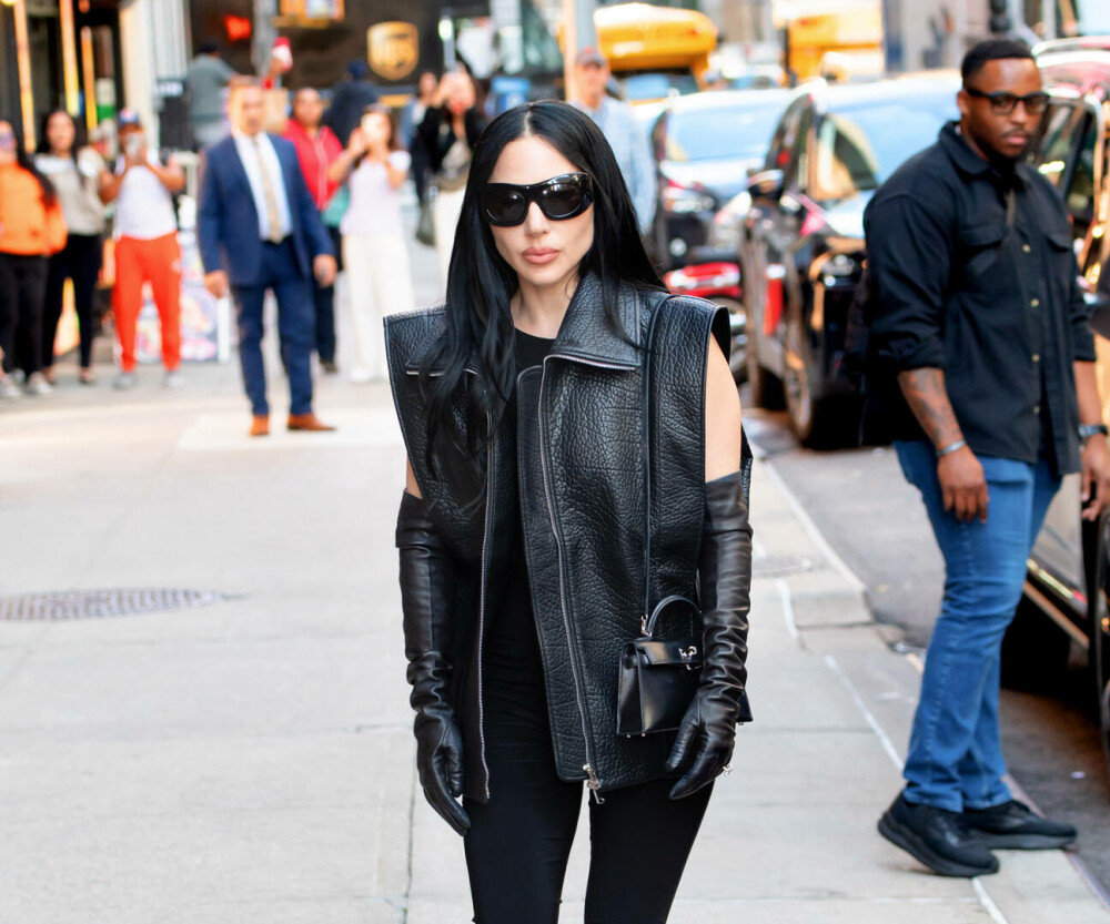 Lady Gaga, plină de eleganță pe străzile din Paris. Ținuta cu care a atras toate privirile. GALERIE FOTO - Imaginea 10