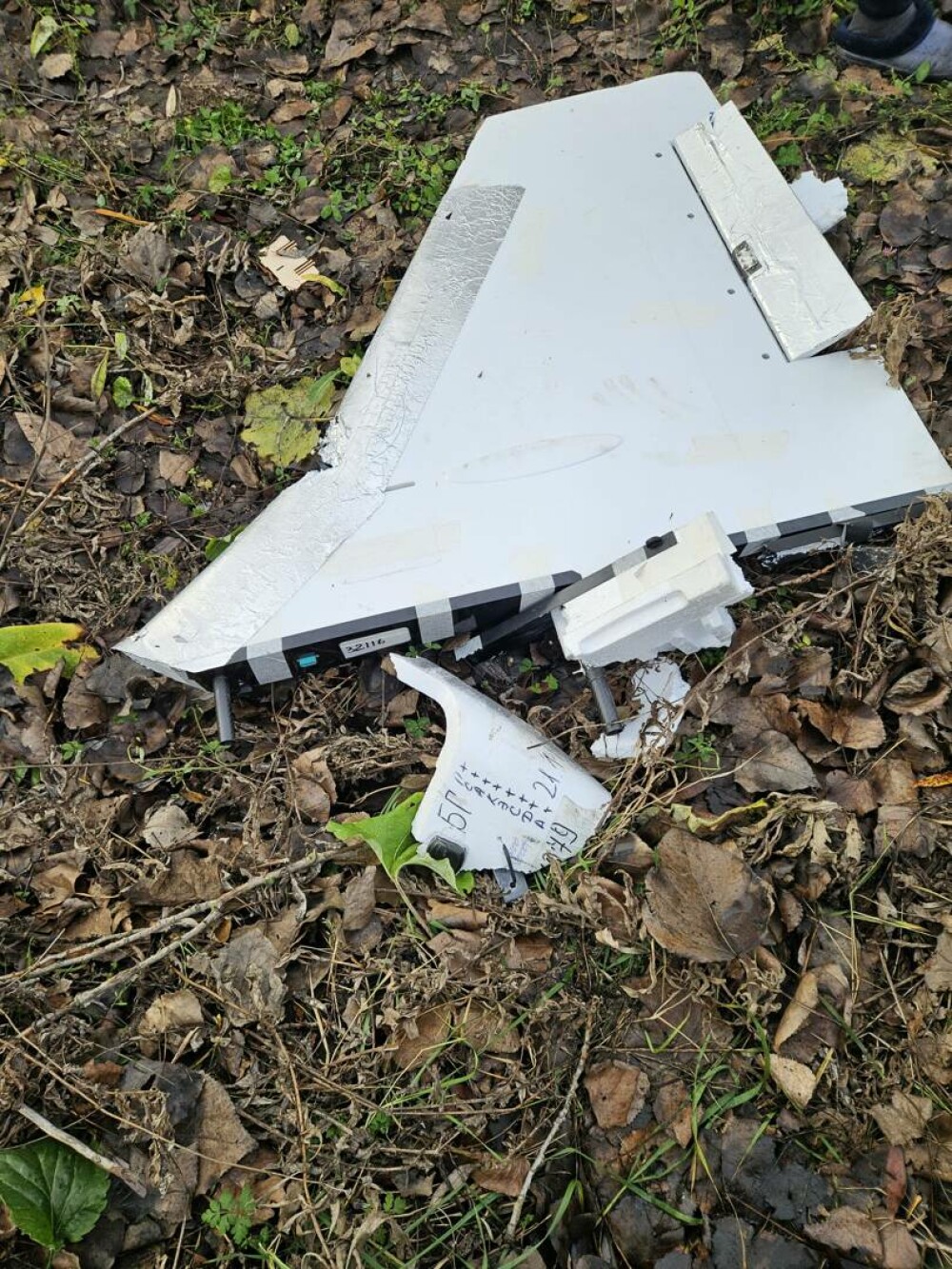 Drone rusești pe teritoriul României. Moșteanu: O dronă a fost găsită prăbușită în județul Vaslui. Primele imagini - Imaginea 3