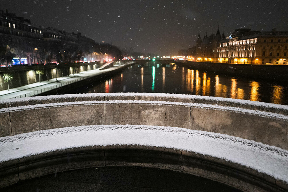 Parisul, sub ninsoare. Capitala Franței a fost cuprinsă de o furtună de zăpadă | GALERIE FOTO - Imaginea 1