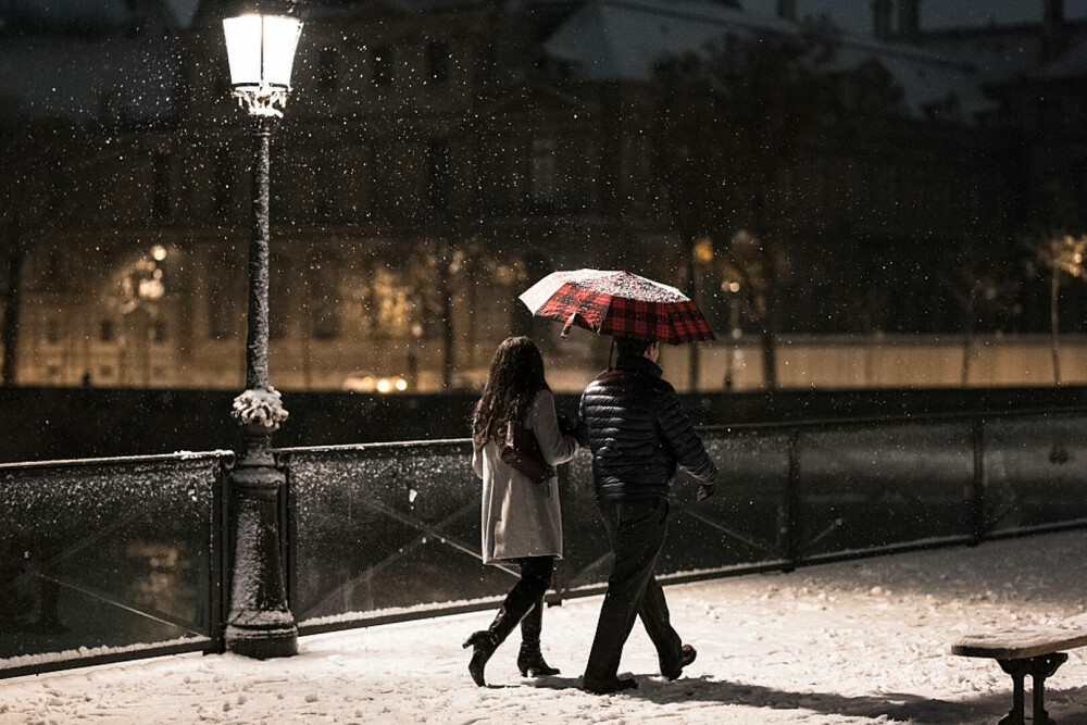 Parisul, sub ninsoare. Capitala Franței a fost cuprinsă de o furtună de zăpadă | GALERIE FOTO - Imaginea 12