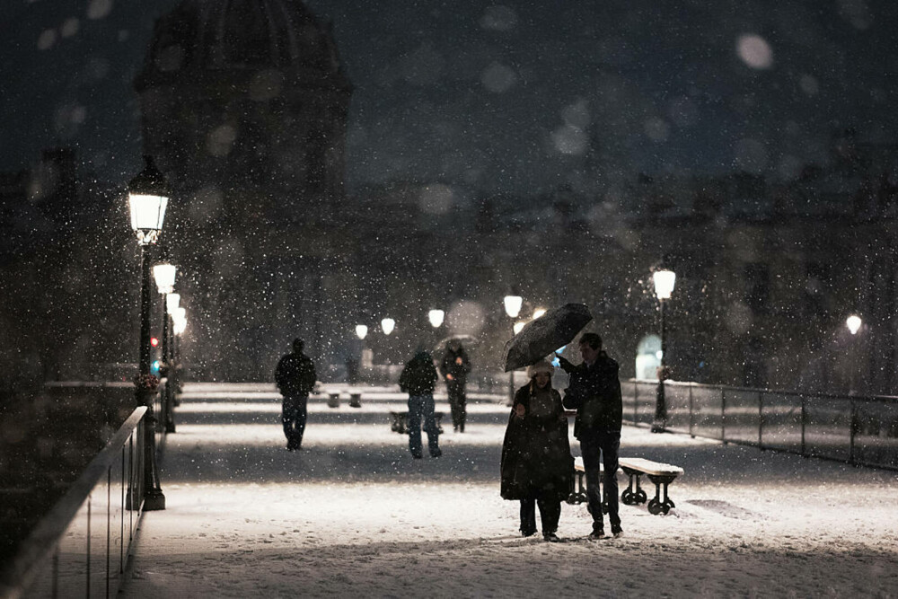 Parisul, sub ninsoare. Capitala Franței a fost cuprinsă de o furtună de zăpadă | GALERIE FOTO - Imaginea 14
