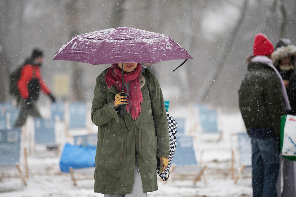 Parisul, sub ninsoare. Capitala Franței a fost cuprinsă de o furtună de zăpadă | GALERIE FOTO - Imaginea 15