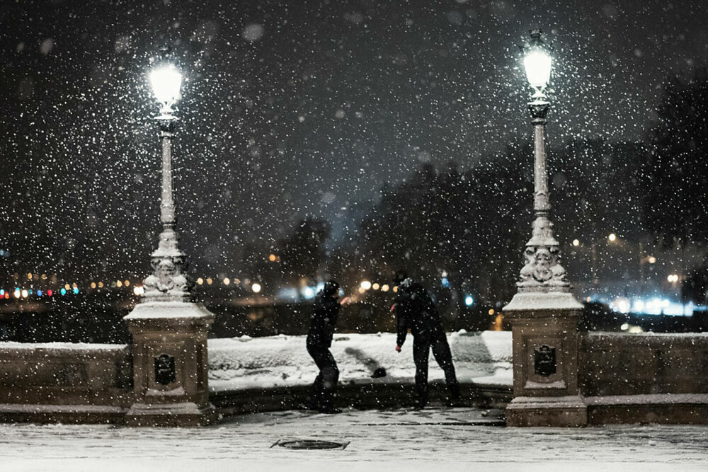 Parisul, sub ninsoare. Capitala Franței a fost cuprinsă de o furtună de zăpadă | GALERIE FOTO - Imaginea 16