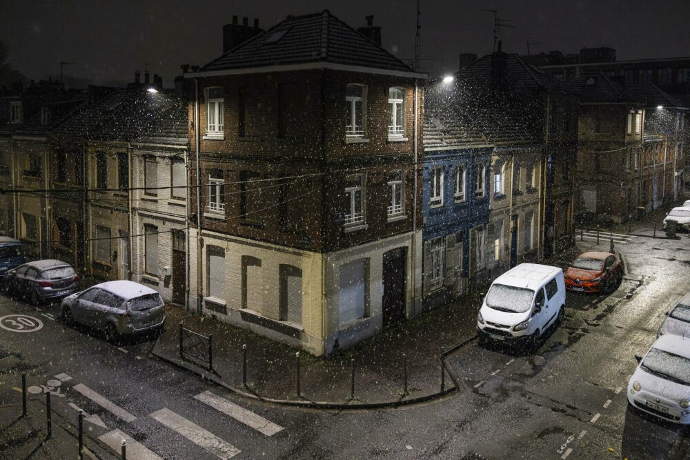 Parisul, sub ninsoare. Capitala Franței a fost cuprinsă de o furtună de zăpadă | GALERIE FOTO - Imaginea 22