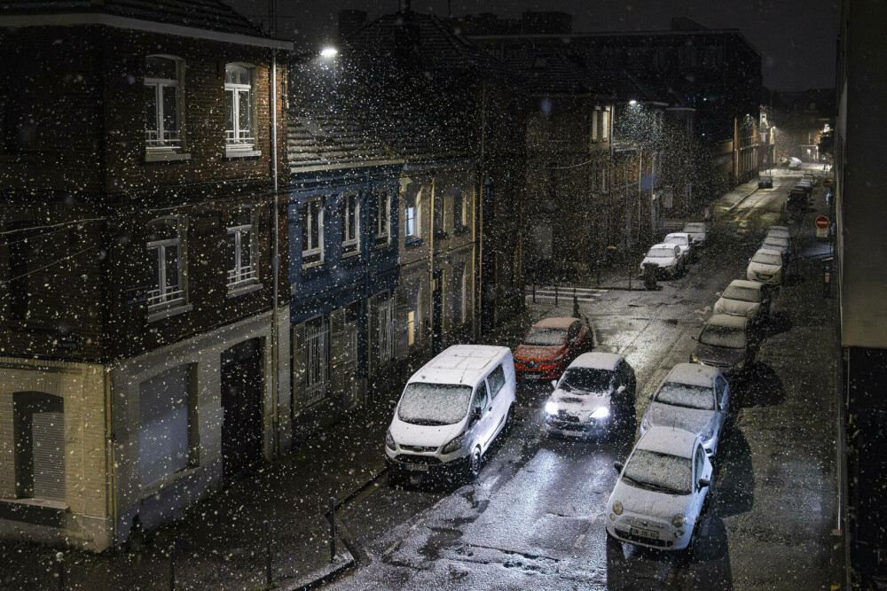 Parisul, sub ninsoare. Capitala Franței a fost cuprinsă de o furtună de zăpadă | GALERIE FOTO - Imaginea 23