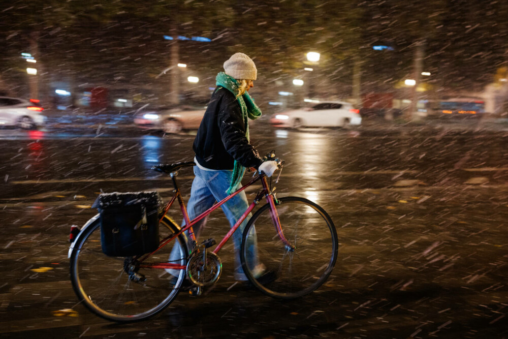 Parisul, sub ninsoare. Capitala Franței a fost cuprinsă de o furtună de zăpadă | GALERIE FOTO - Imaginea 26