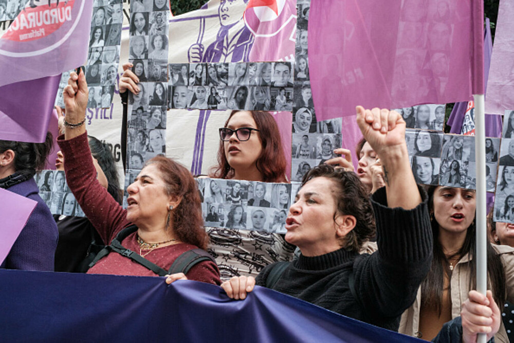 Protest în Turcia faţă de violenţa împotriva femeilor. Mii de persoane au scandat numele victimelor femicidului. GALERIE FOTO - Imaginea 1