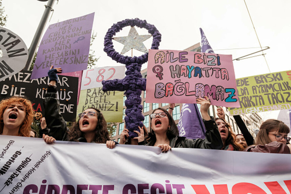 Protest în Turcia faţă de violenţa împotriva femeilor. Mii de persoane au scandat numele victimelor femicidului. GALERIE FOTO - Imaginea 3
