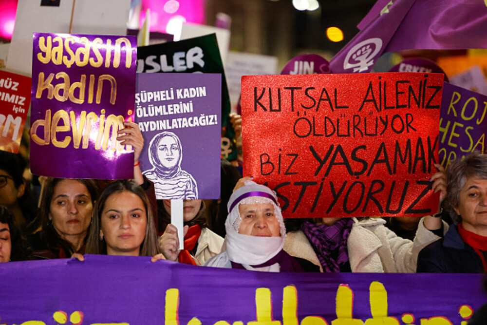 Protest în Turcia faţă de violenţa împotriva femeilor. Mii de persoane au scandat numele victimelor femicidului. GALERIE FOTO - Imaginea 4