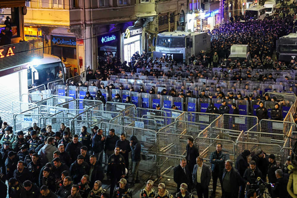 Protest în Turcia faţă de violenţa împotriva femeilor. Mii de persoane au scandat numele victimelor femicidului. GALERIE FOTO - Imaginea 6