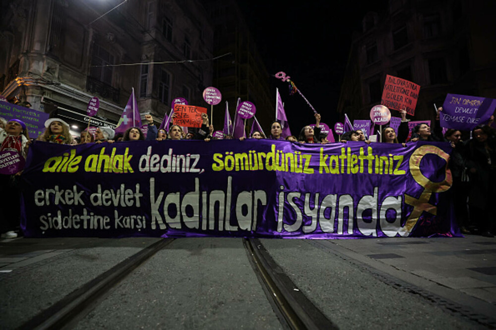 Protest în Turcia faţă de violenţa împotriva femeilor. Mii de persoane au scandat numele victimelor femicidului. GALERIE FOTO - Imaginea 7