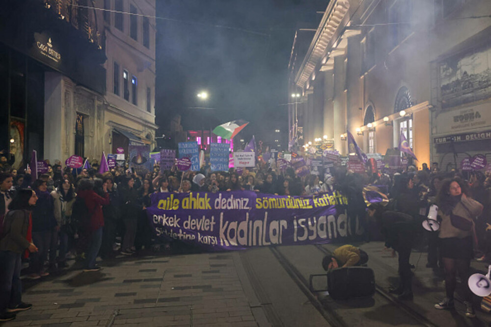 Protest în Turcia faţă de violenţa împotriva femeilor. Mii de persoane au scandat numele victimelor femicidului. GALERIE FOTO - Imaginea 8
