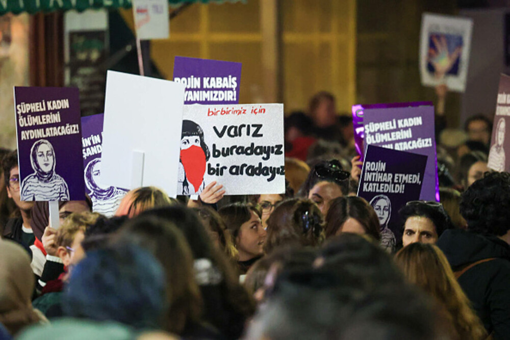 Protest în Turcia faţă de violenţa împotriva femeilor. Mii de persoane au scandat numele victimelor femicidului. GALERIE FOTO - Imaginea 10
