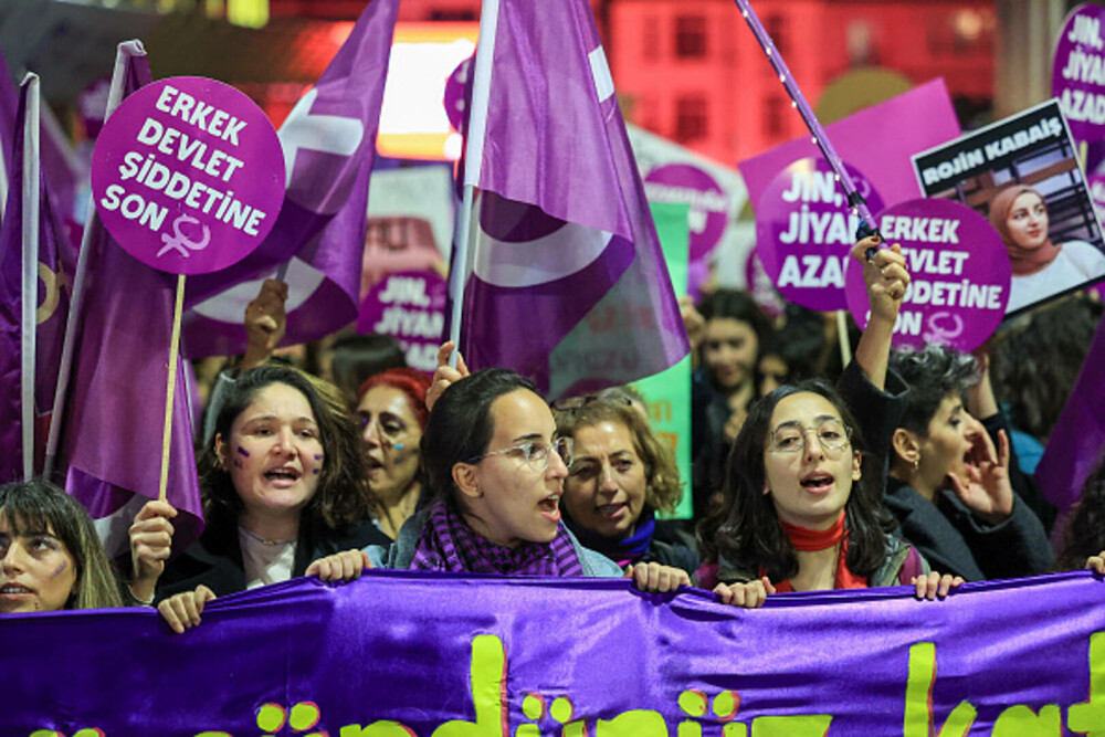 Protest în Turcia faţă de violenţa împotriva femeilor. Mii de persoane au scandat numele victimelor femicidului. GALERIE FOTO - Imaginea 11