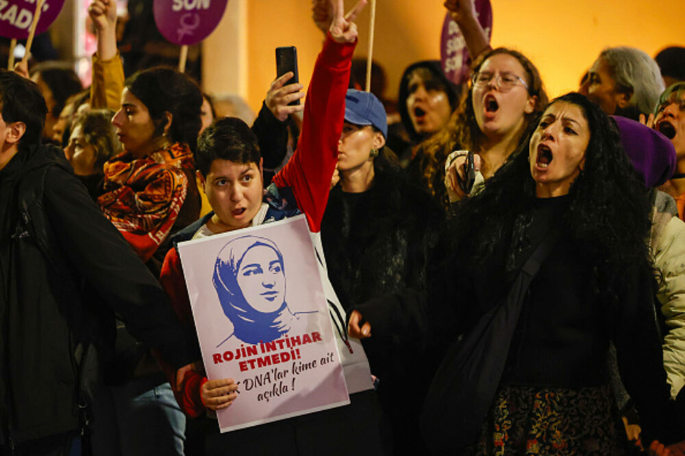 Protest în Turcia faţă de violenţa împotriva femeilor. Mii de persoane au scandat numele victimelor femicidului. GALERIE FOTO - Imaginea 12