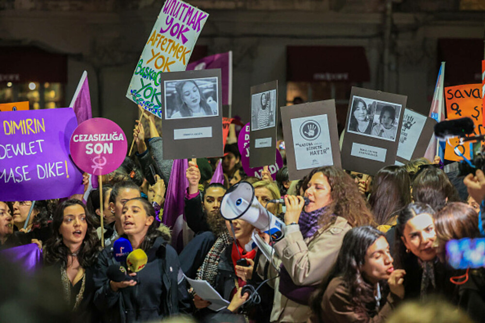 Protest în Turcia faţă de violenţa împotriva femeilor. Mii de persoane au scandat numele victimelor femicidului. GALERIE FOTO - Imaginea 13