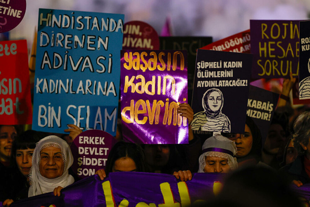 Protest în Turcia faţă de violenţa împotriva femeilor. Mii de persoane au scandat numele victimelor femicidului. GALERIE FOTO - Imaginea 14