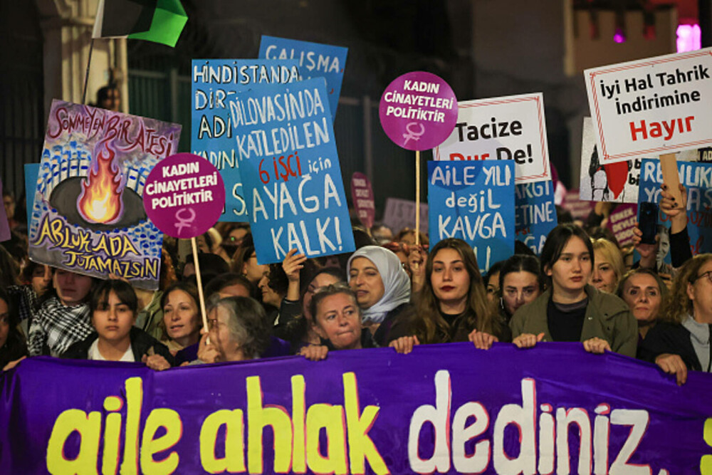 Protest în Turcia faţă de violenţa împotriva femeilor. Mii de persoane au scandat numele victimelor femicidului. GALERIE FOTO - Imaginea 15