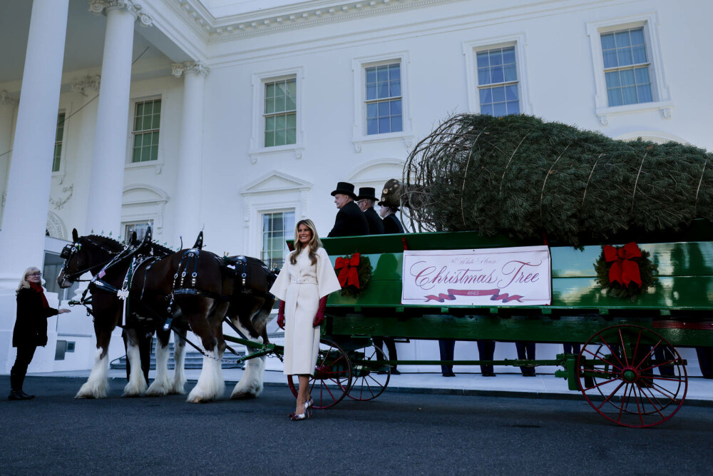 Melania Trump, apariție remarcabilă la brațul lui Donald Trump, de Ziua Recunoștinței. Ce ținută a purtat. GALERIE FOTO - Imaginea 3