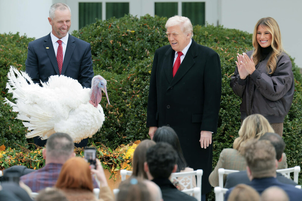 Melania Trump, apariție remarcabilă la brațul lui Donald Trump, de Ziua Recunoștinței. Ce ținută a purtat. GALERIE FOTO - Imaginea 15