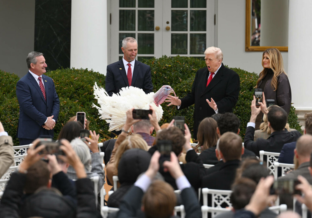 Melania Trump, apariție remarcabilă la brațul lui Donald Trump, de Ziua Recunoștinței. Ce ținută a purtat. GALERIE FOTO - Imaginea 19