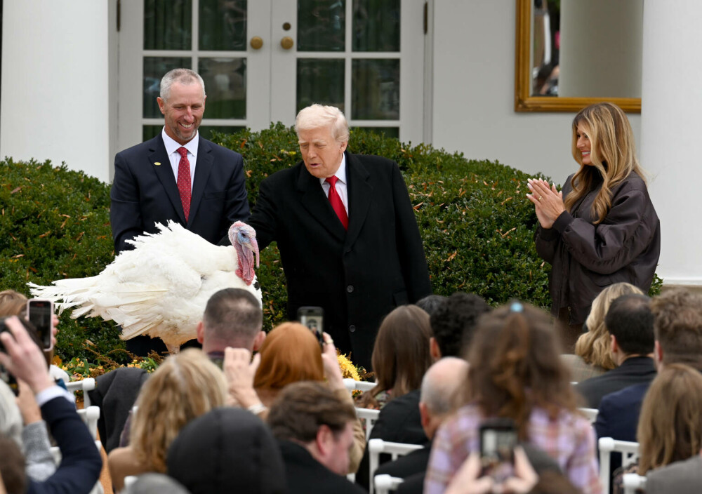 Melania Trump, apariție remarcabilă la brațul lui Donald Trump, de Ziua Recunoștinței. Ce ținută a purtat. GALERIE FOTO - Imaginea 20