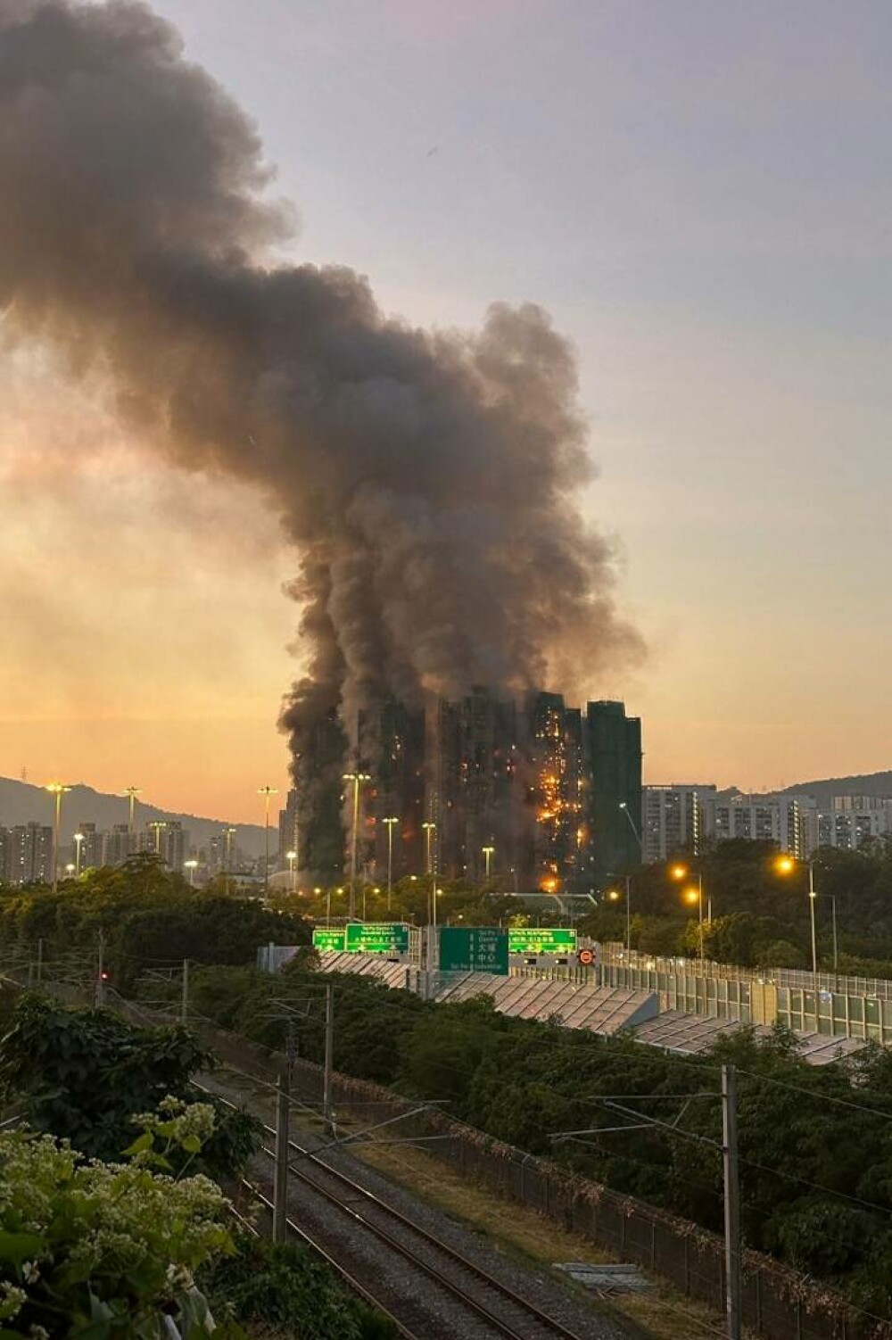 Incendiu puternic la un complex de blocuri turn din Hong Kong. Cel puțin 36 de persoane au murit, iar alte 279, dispărute - Imaginea 3