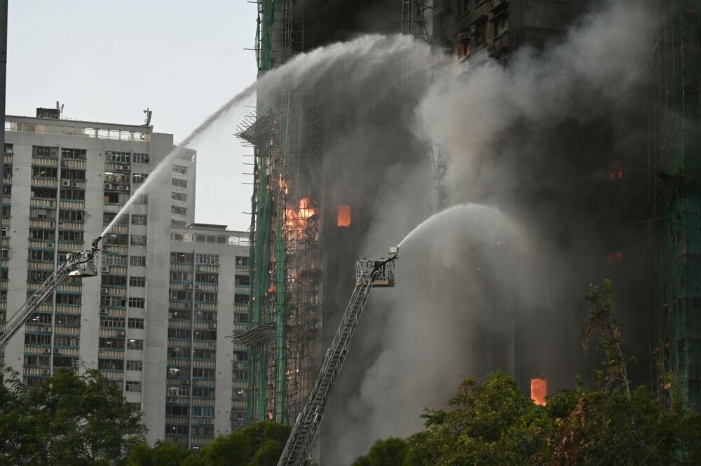 Cel puţin 83 de morţi şi aproape 300 de dispăruţi în incendiul uriaş din Hong Kong. Trei bărbați au fost arestați. FOTO&VIDEO - Imaginea 3