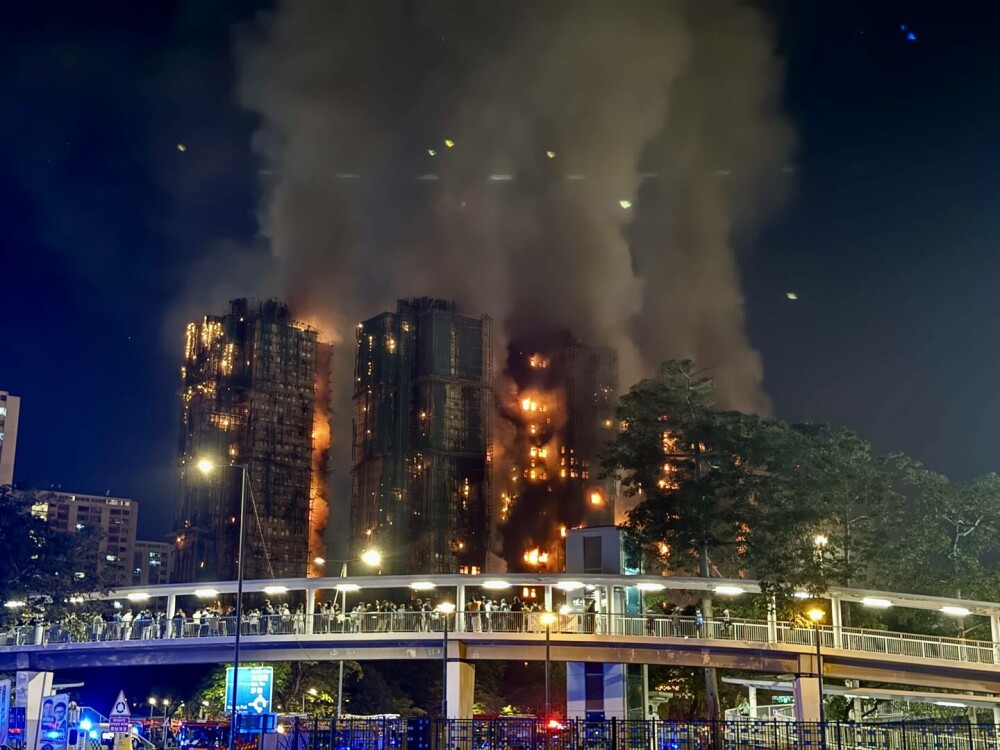 Cel puţin 83 de morţi şi aproape 300 de dispăruţi în incendiul uriaş din Hong Kong. Trei bărbați au fost arestați. FOTO&VIDEO - Imaginea 7