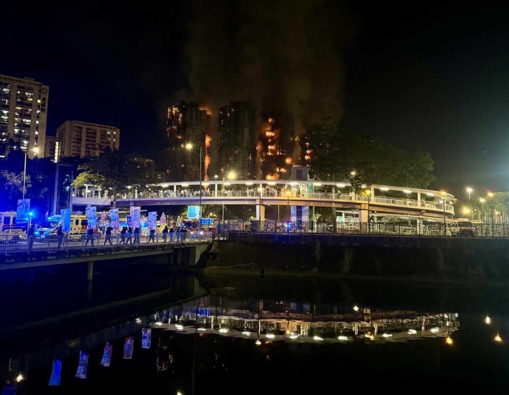 Cel puţin 83 de morţi şi aproape 300 de dispăruţi în incendiul uriaş din Hong Kong. Trei bărbați au fost arestați. FOTO&VIDEO - Imaginea 8