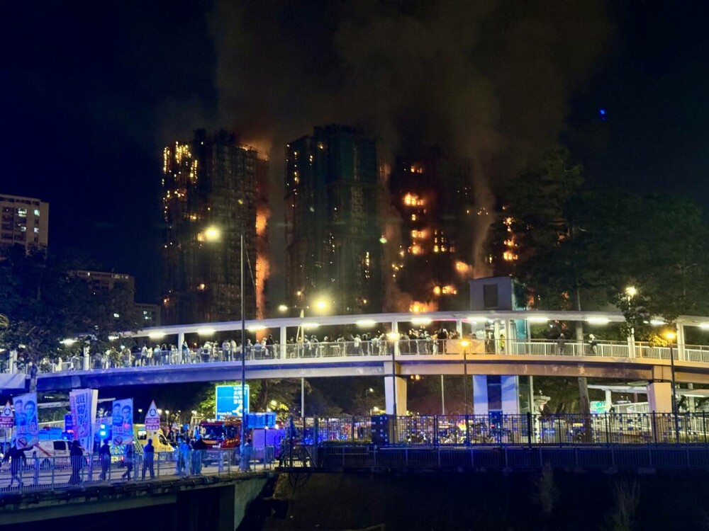 Cel puţin 83 de morţi şi aproape 300 de dispăruţi în incendiul uriaş din Hong Kong. Trei bărbați au fost arestați. FOTO&VIDEO - Imaginea 9
