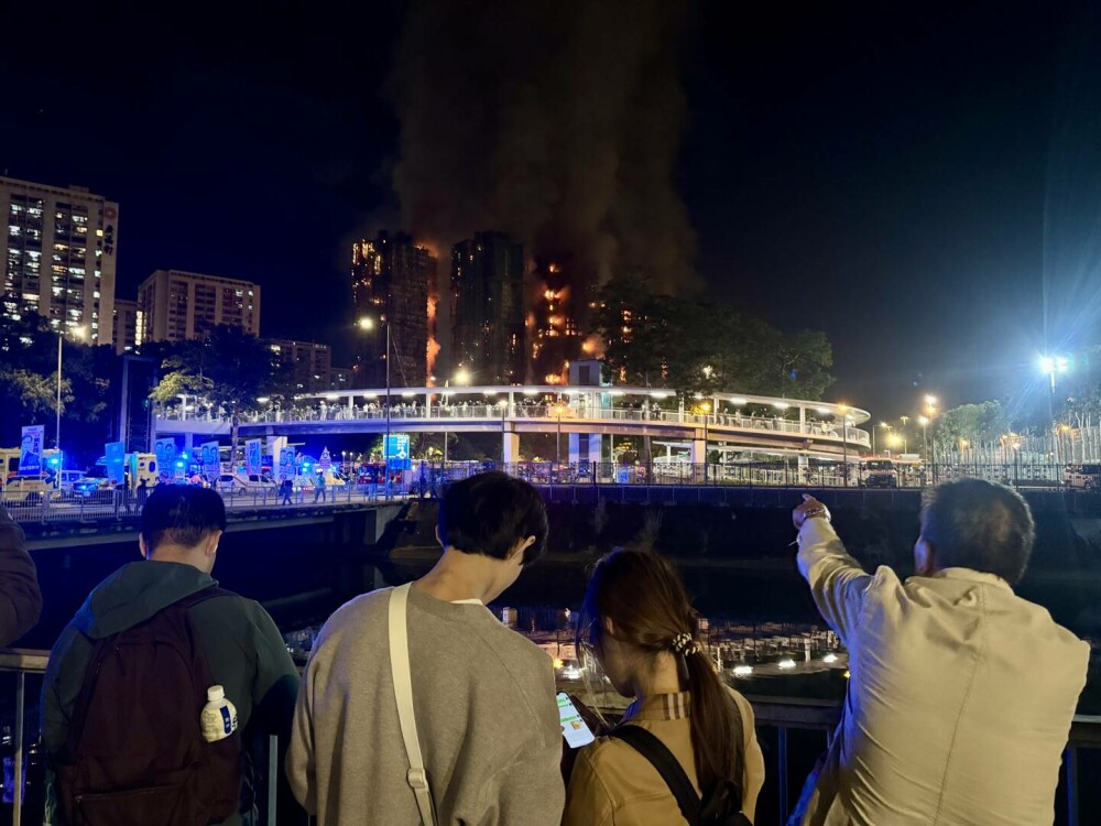 Cel puţin 83 de morţi şi aproape 300 de dispăruţi în incendiul uriaş din Hong Kong. Trei bărbați au fost arestați. FOTO&VIDEO - Imaginea 10