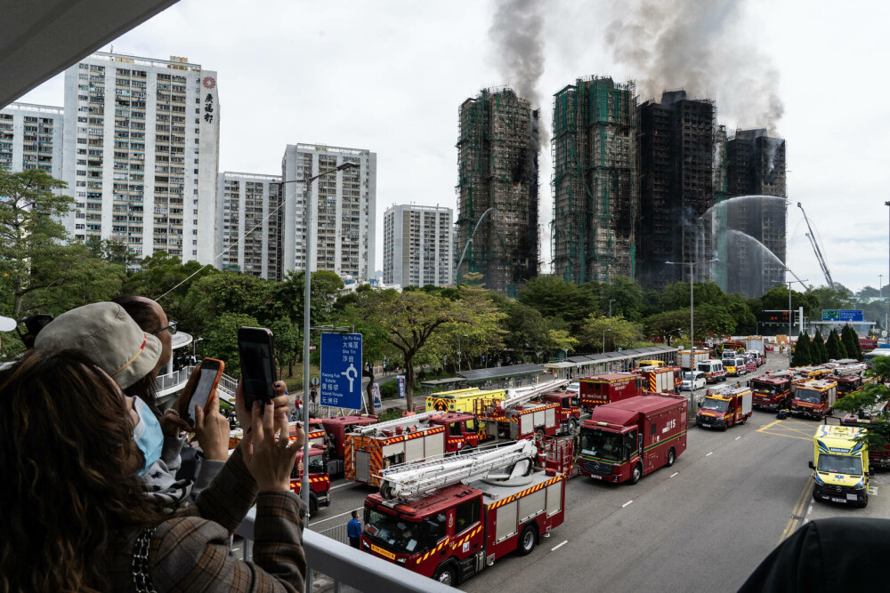 Cel puţin 83 de morţi şi aproape 300 de dispăruţi în incendiul uriaş din Hong Kong. Trei bărbați au fost arestați. FOTO&VIDEO - Imaginea 12