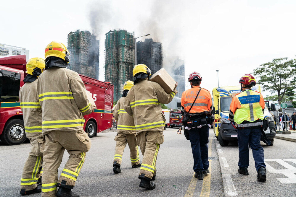 Cel puţin 83 de morţi şi aproape 300 de dispăruţi în incendiul uriaş din Hong Kong. Trei bărbați au fost arestați. FOTO&VIDEO - Imaginea 13