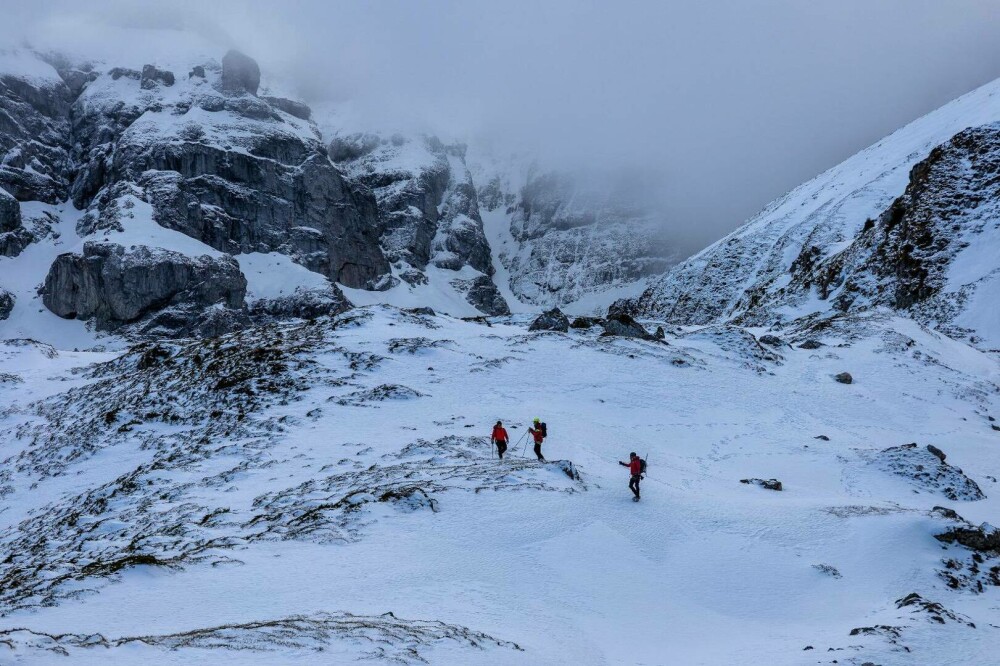 Tânărul epuizat și cu hipotermie care a alertat salvamontiștii nu a fost găsit nici după patru zile, în Bucegi - Imaginea 2