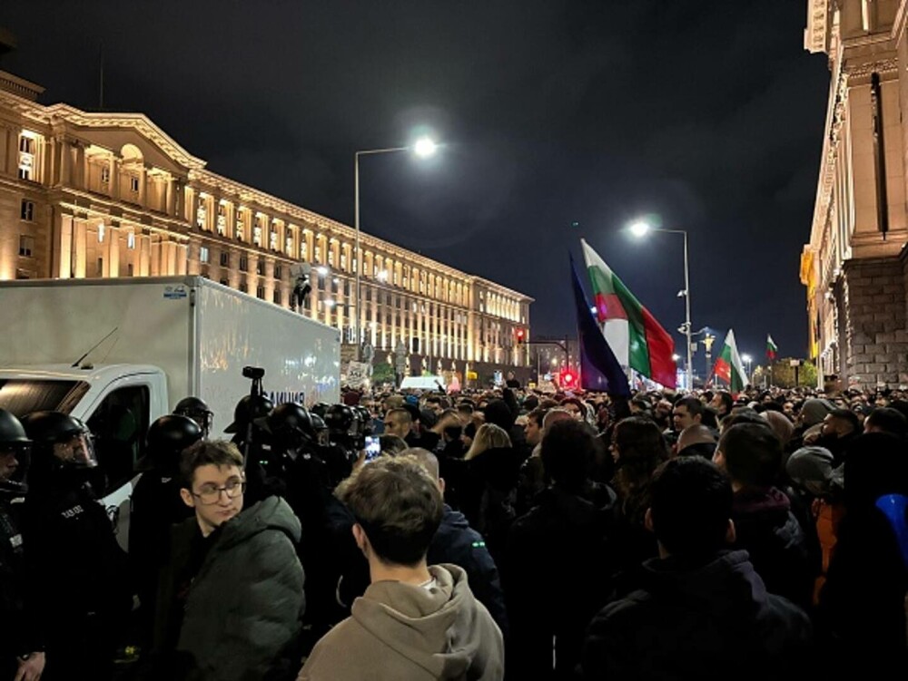 „Demisia/Mafia”. Mii de bulgari furioși au protestat la Parlament față de creșterea salariilor la stat și majorarea taxelor - Imaginea 1