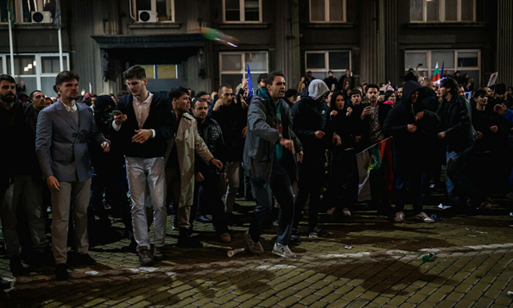 „Demisia/Mafia”. Mii de bulgari furioși au protestat la Parlament față de creșterea salariilor la stat și majorarea taxelor - Imaginea 2