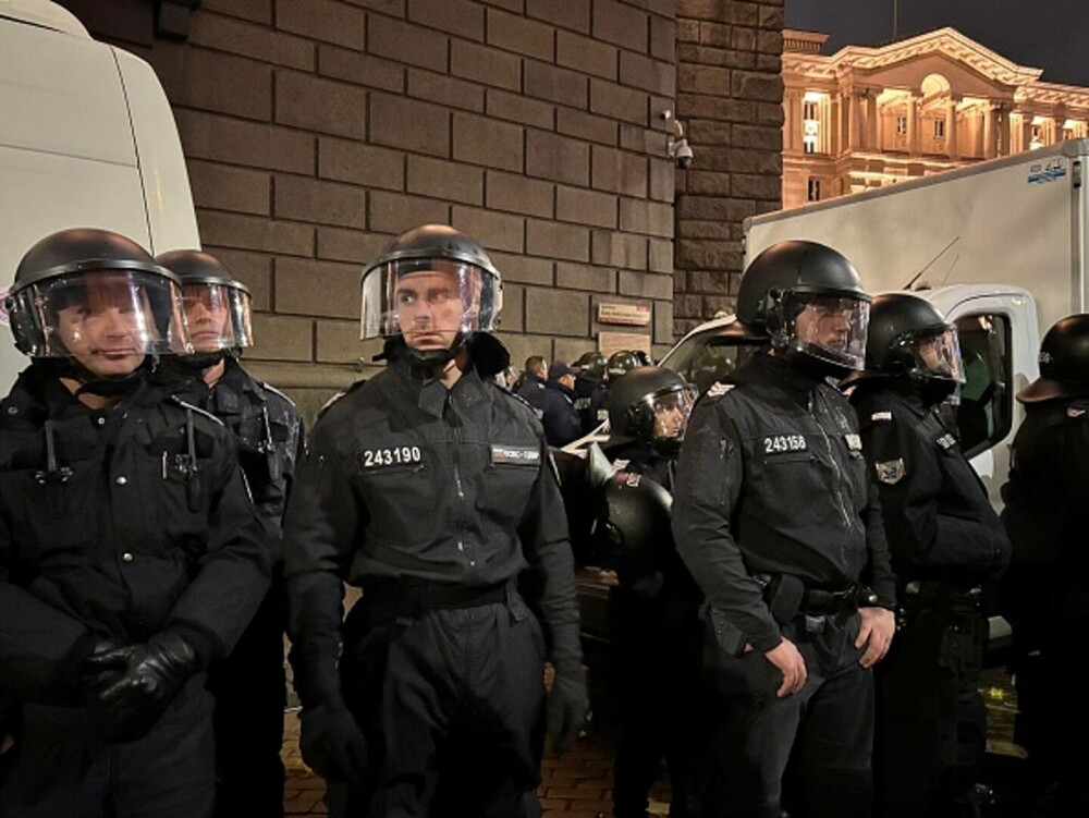 „Demisia/Mafia”. Mii de bulgari furioși au protestat la Parlament față de creșterea salariilor la stat și majorarea taxelor - Imaginea 3