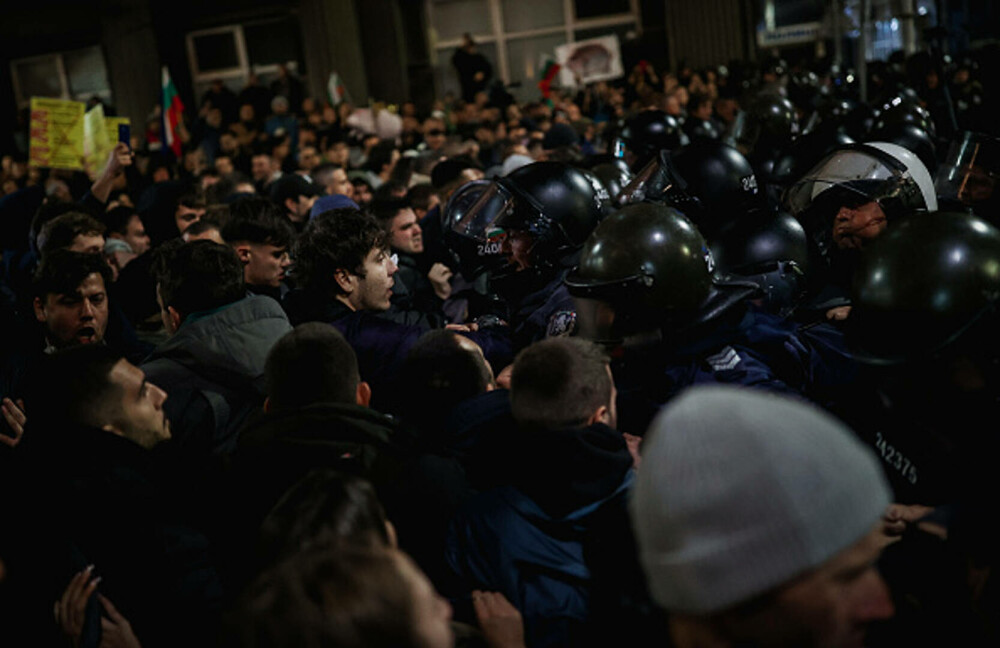 „Demisia/Mafia”. Mii de bulgari furioși au protestat la Parlament față de creșterea salariilor la stat și majorarea taxelor - Imaginea 4