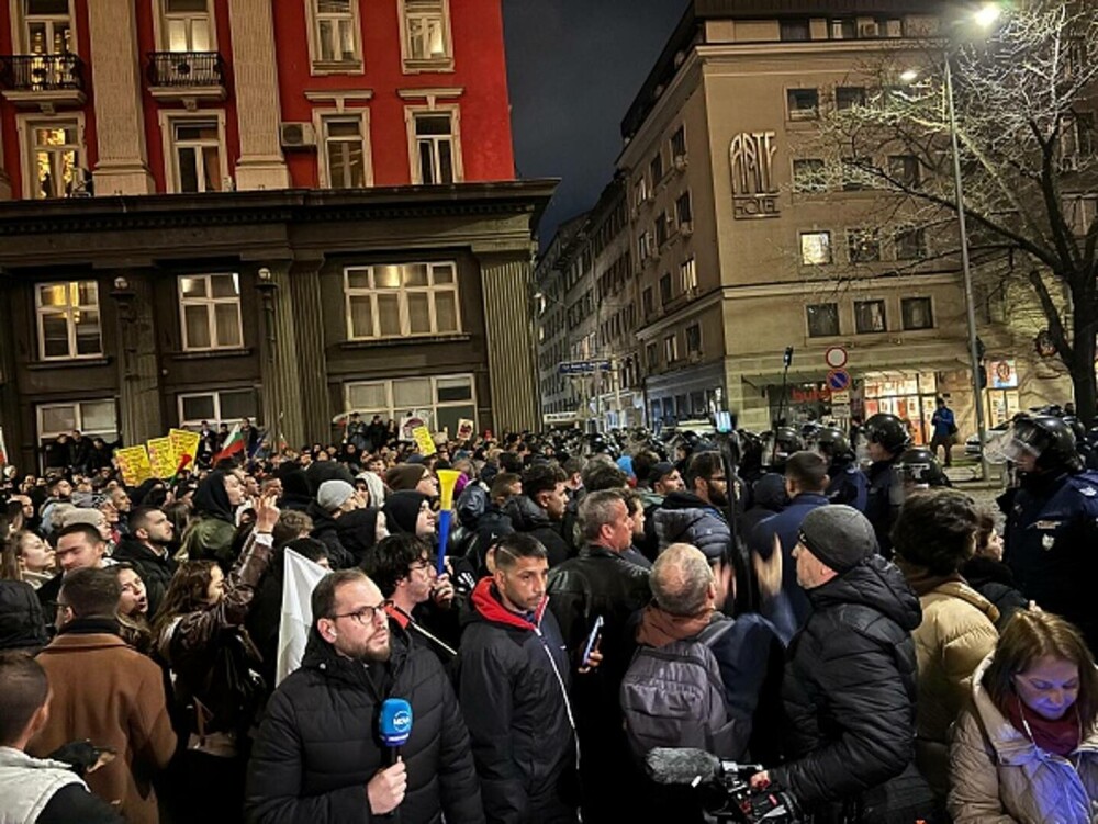 „Demisia/Mafia”. Mii de bulgari furioși au protestat la Parlament față de creșterea salariilor la stat și majorarea taxelor - Imaginea 5