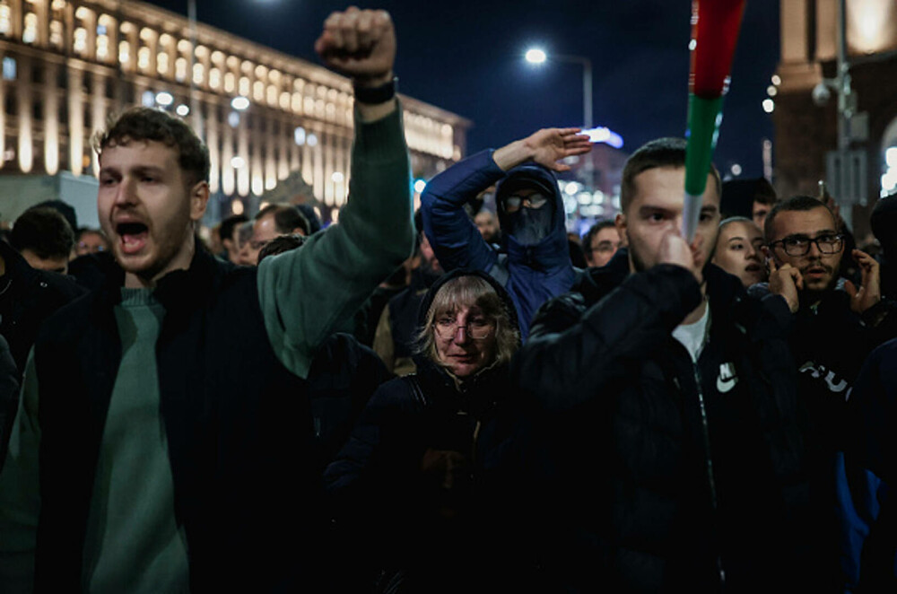 „Demisia/Mafia”. Mii de bulgari furioși au protestat la Parlament față de creșterea salariilor la stat și majorarea taxelor - Imaginea 6
