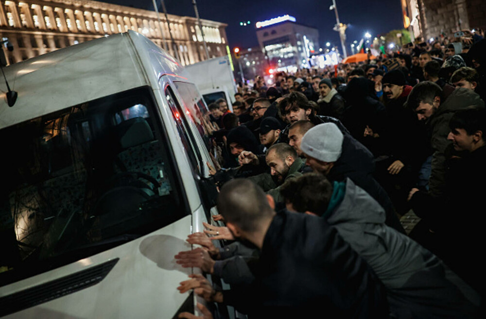 „Demisia/Mafia”. Mii de bulgari furioși au protestat la Parlament față de creșterea salariilor la stat și majorarea taxelor - Imaginea 8