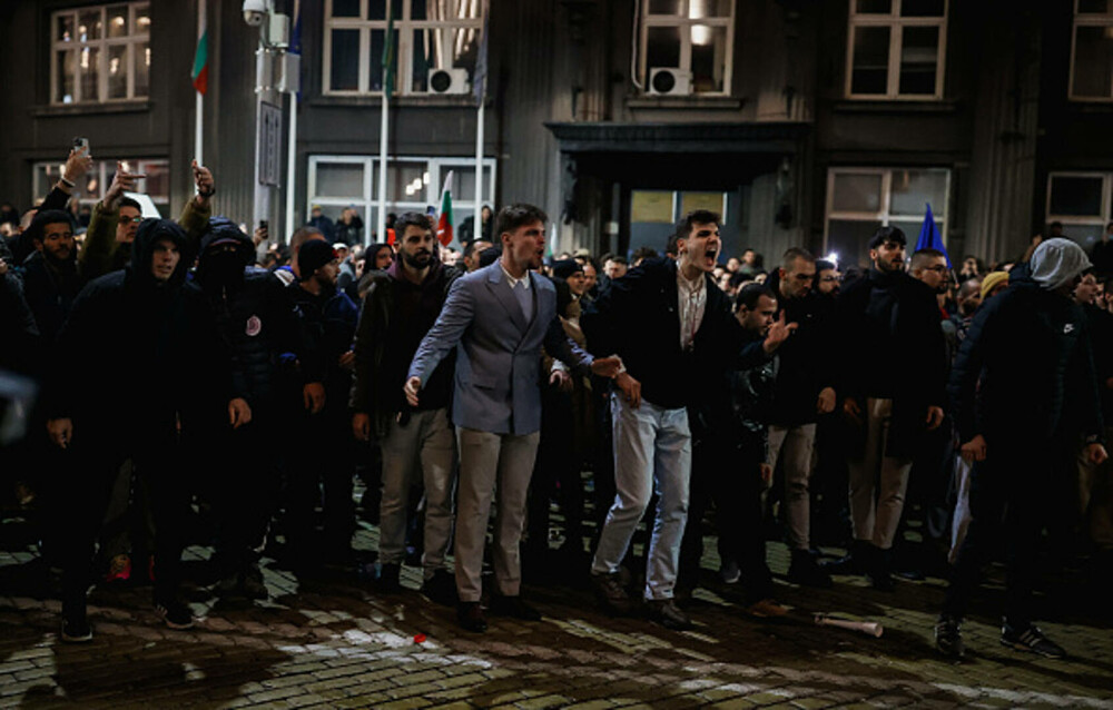 „Demisia/Mafia”. Mii de bulgari furioși au protestat la Parlament față de creșterea salariilor la stat și majorarea taxelor - Imaginea 9