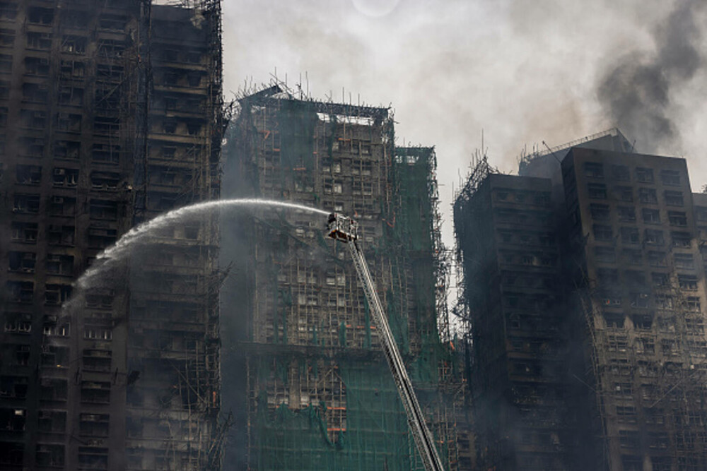 Cel puţin 83 de morţi şi aproape 300 de dispăruţi în incendiul uriaş din Hong Kong. Trei bărbați au fost arestați. FOTO&VIDEO - Imaginea 16