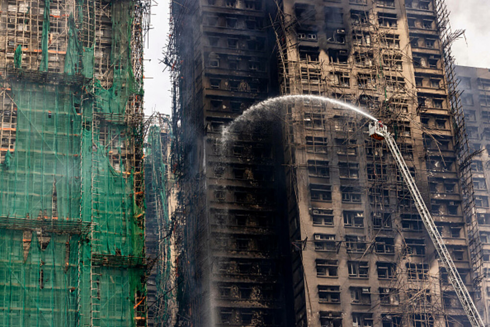 Cel puţin 83 de morţi şi aproape 300 de dispăruţi în incendiul uriaş din Hong Kong. Trei bărbați au fost arestați. FOTO&VIDEO - Imaginea 18